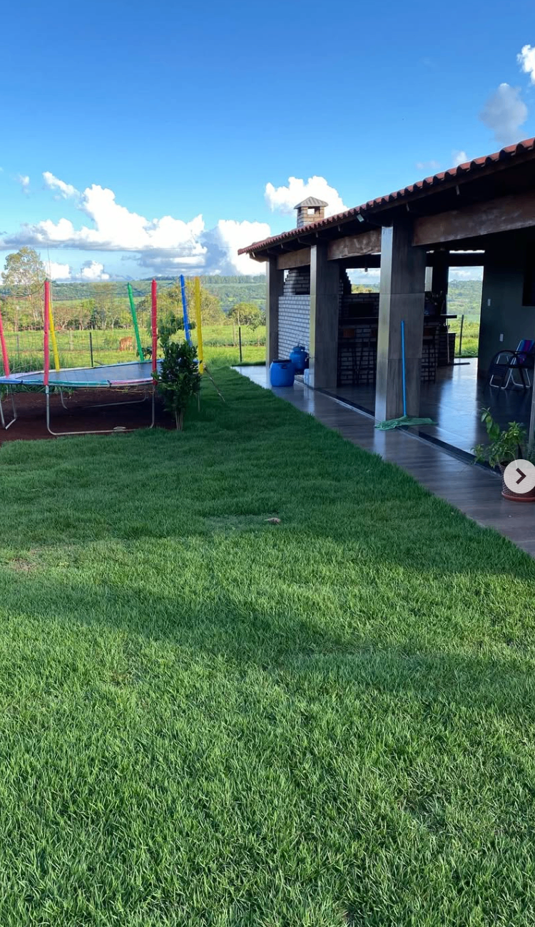 Fundo de casa depois da instalação da grama esmeralda